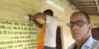 मतदान केंद्रों पर व्यवस्थाओं को दुरुस्त करते कर्मी