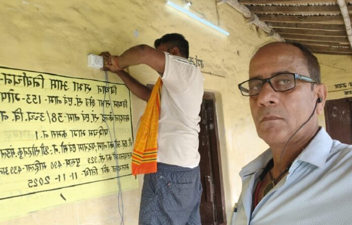 मतदान केंद्रों पर व्यवस्थाओं को दुरुस्त करते कर्मी