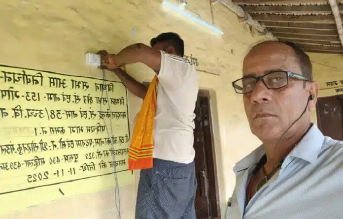 Bhagalpur News मतदान केंद्रों पर व्यवस्थाओं को दुरुस्त करते कर्मी