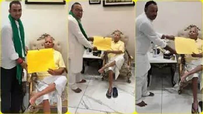 सीट बंटवारे से पहले लालू यादव ने थमाया सिंबल