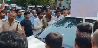 तेजस्वी की गाड़ी को कार्यकर्ताओं ने घेरा