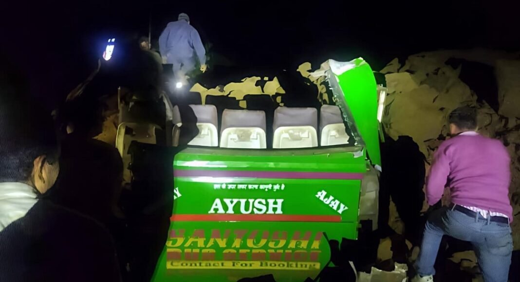 हिमाचल में बस पर गिरा पहाड़