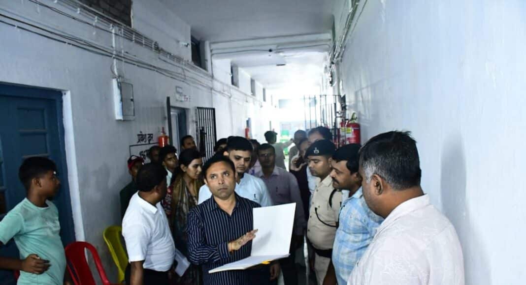 भागलपुर डीएम ने ईवीएम कमीशनिंग प्रक्रिया का किया निरीक्षण
