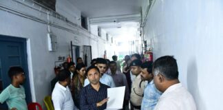 भागलपुर डीएम ने ईवीएम कमीशनिंग प्रक्रिया का किया निरीक्षण