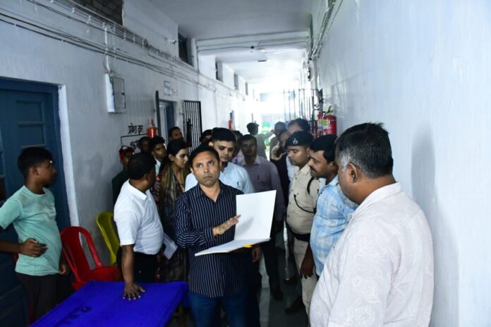 भागलपुर डीएम ने ईवीएम कमीशनिंग प्रक्रिया का किया निरीक्षण