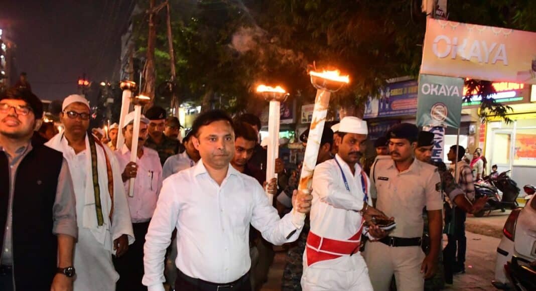 समाहरणालय परिसर से मशाल जुलूस निकाला गया