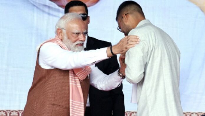 मंत्री पद की शपथ लेने के बाद पीएम मोदी से दीपक कुशवाहा ने मुलाकात की