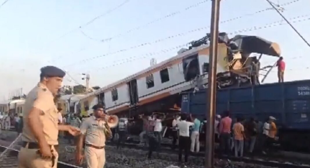 बिलासपुर में पैसेंजर ट्रेन मालगाड़ी से टकराई