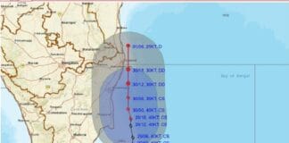 विनाशकारी रफ्तार के साथ आगे बढ़ रहा चक्रवाती तूफान
