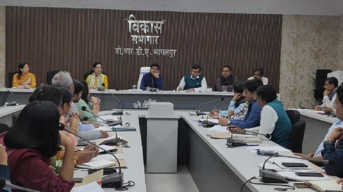 विकास योजनाओं की धीमी गति पर नाराजगी