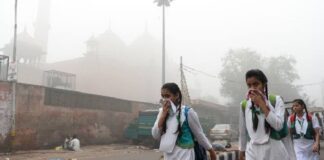 दिल्ली में हेल्थ इमरजेंसी की मांग तेज