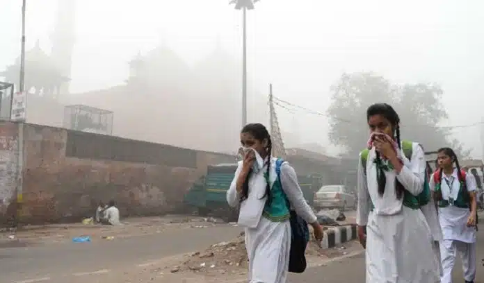 Delhi Pollution दिल्ली में हेल्थ इमरजेंसी की मांग तेज