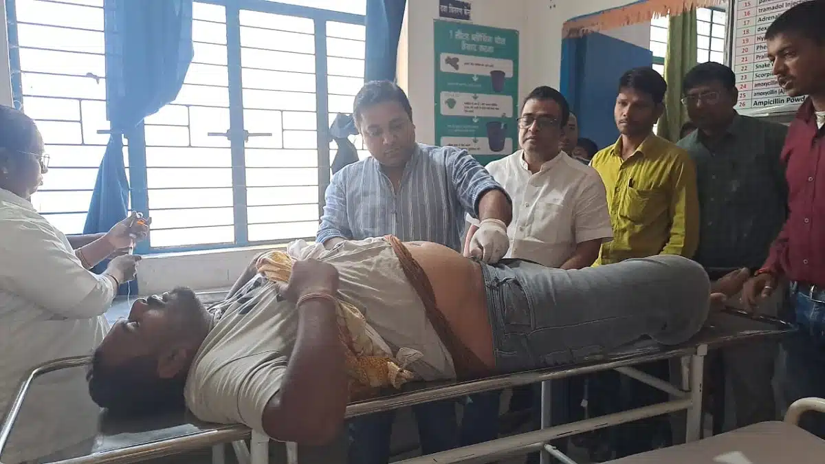 Bihar Election 2025 Phase 1 Voting : मुंगेर में झड़प, सिवान में चाकूबाजी, कई दिग्गजों ने डाला वोट Bihar Election 2025 Phase 1 Voting : मुंगेर में झड़प, सिवान में चाकूबाजी, कई दिग्गजों ने डाला वोट One injured in stabbing at booth in Siwan