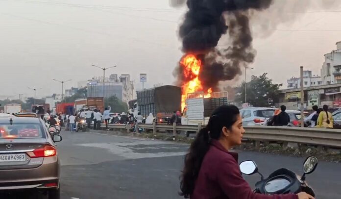 ट्रक ने कई वाहनों को रौंदा, 8 की मौत
