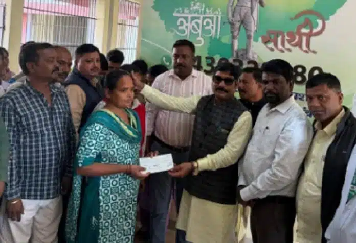 Ranchi News Check Distribution कांके में आपदा पीड़ित परिवारों को मिली राहत