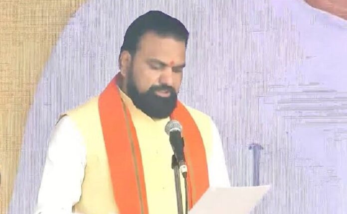 सम्राट के हाथ में गृह विभाग