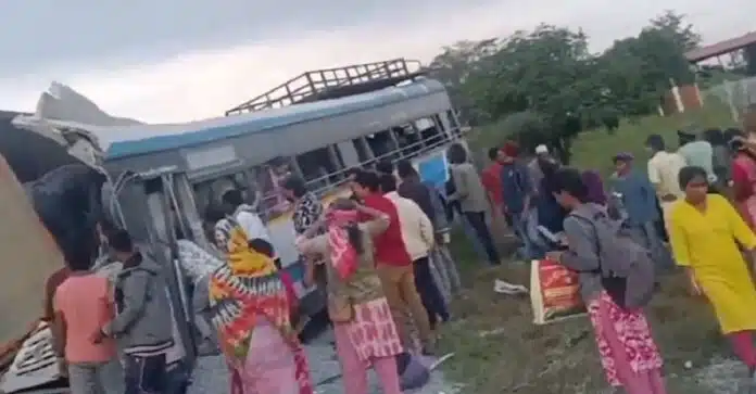 Telangana Accident Telangana Accident: बस और ट्रक की भिड़ंत में 19 लोगों की मौत, सीएम ने जताया दुख