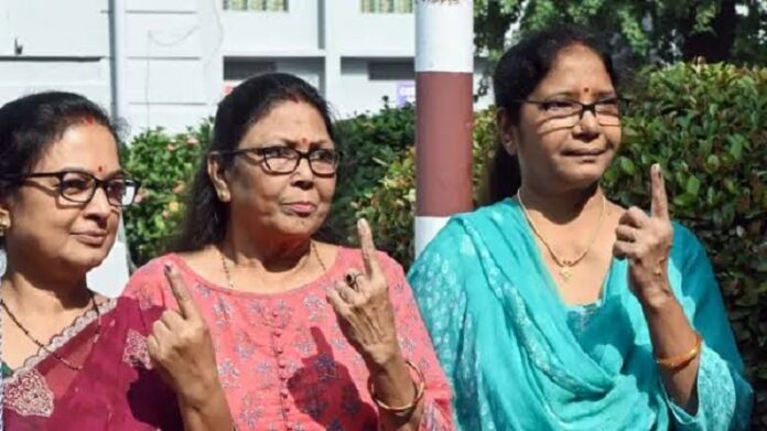 फर्स्ट फेज में महिलाओं ने पुरुषों को पछाड़ा