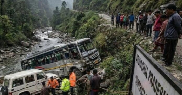 ट्रक गहरी खाई में गिरा