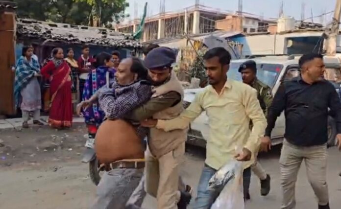 हाजीपुर में बुलडोजर अभियान के दौरान बवाल