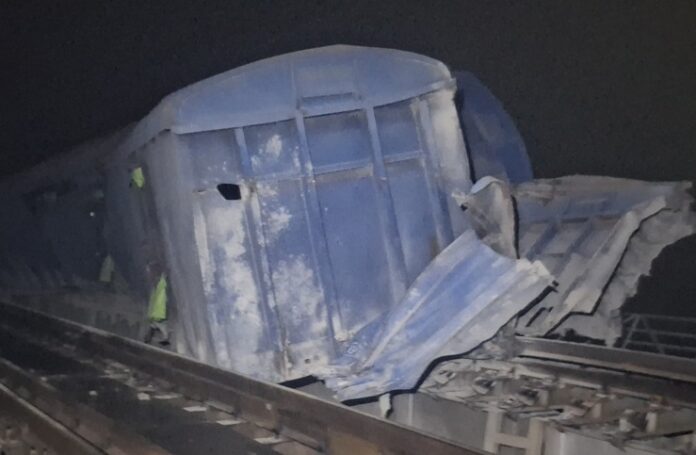 सिमुलतला के पास सीमेंट लदी मालगाड़ी पलटी