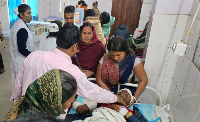 घायलों का चल रहा इलाज.