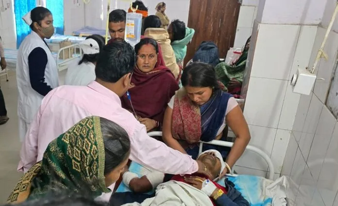 Hajipur Road Accident घायलों का चल रहा इलाज.