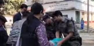 Bihar News : कटिहार में डीएम निरीक्षण के दौरान युवक ने पैर पकड़कर लगाई इंसाफ की गुहार, जानिए क्या है पूरा मामला कटिहार डीएम के पैर पकड़कर युवक ने लगाई इंसाफ की गुहार