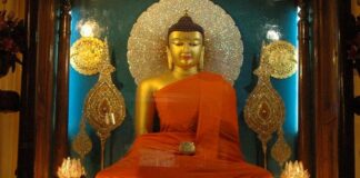 महाबोधि मंदिर में श्रद्धालुओं का दान