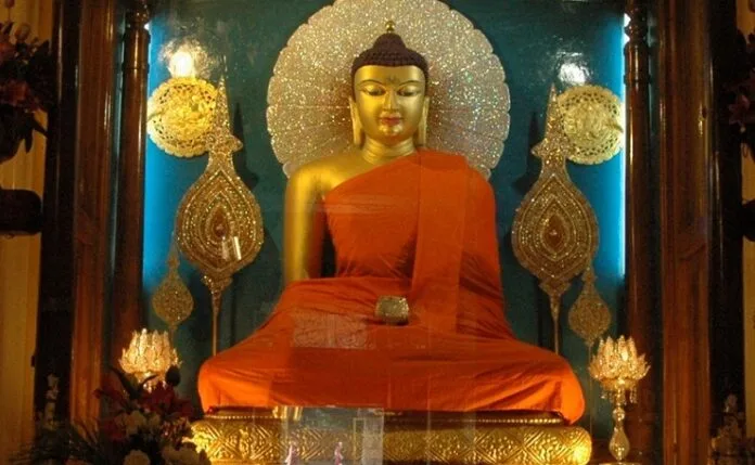 Mahabodhi Temple महाबोधि मंदिर में श्रद्धालुओं का दान