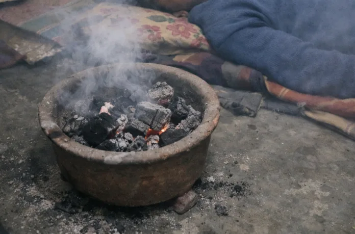 shekhpura news बोरसी के धुएं से 3 लोग बेहोश