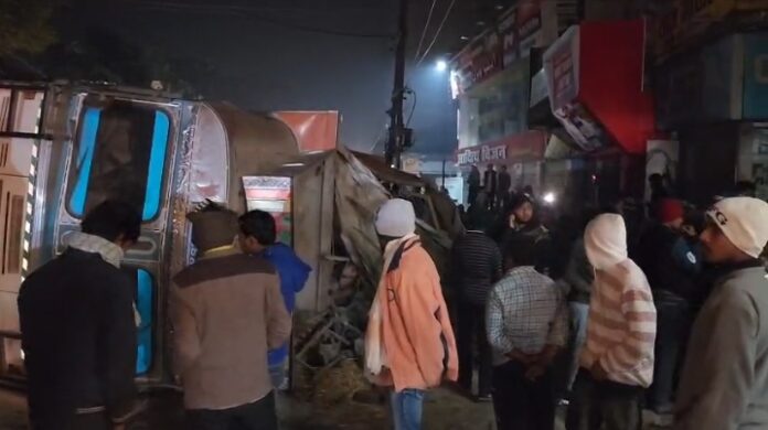 सीवान में ट्रक पलटा; दो लोग घायल
