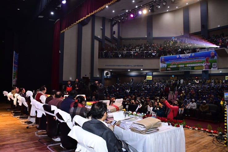 दिव्यांग को मंच पर बुलाया, डिप्टी सीएम ने फरियाद सुन अफसरों को फटकार—टाउन हॉल में बदला माहौल Deputy CM Vijay Kumar Sinha 4