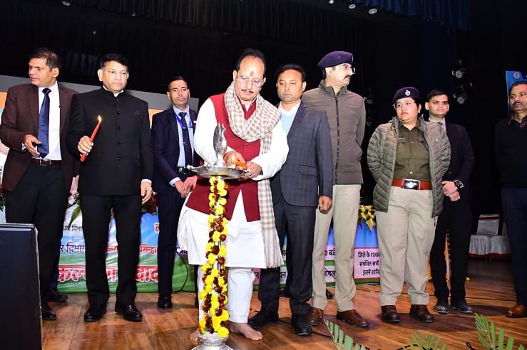 दिव्यांग को मंच पर बुलाया, डिप्टी सीएम ने फरियाद सुन अफसरों को फटकार—टाउन हॉल में बदला माहौल Deputy CM Vijay Kumar Sinha 5