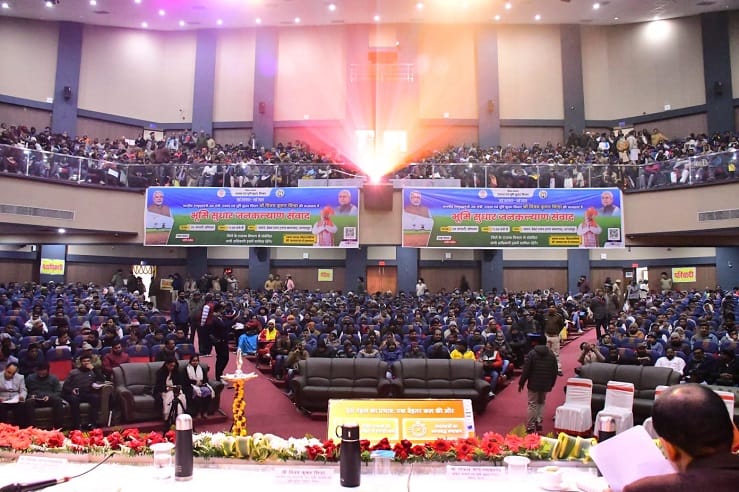 दिव्यांग को मंच पर बुलाया, डिप्टी सीएम ने फरियाद सुन अफसरों को फटकार—टाउन हॉल में बदला माहौल Deputy CM Vijay Kumar Sinha 6