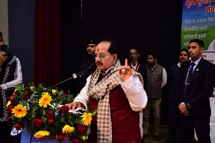 दिव्यांग को मंच पर बुलाया, डिप्टी सीएम ने फरियाद सुन अफसरों को फटकार—टाउन हॉल में बदला माहौल Deputy CM Vijay Kumar Sinha 7