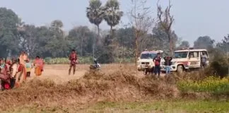 West Champaran : बगहा में खेत जा रहीं महिलाओं ने देखा पेड़ से लटकता शव, गांव में मचा हड़कंप Champaran