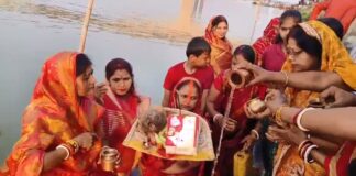 चैती छठ पर गंगा घाटों पर उमड़ी आस्था की भीड़, अस्ताचलगामी सूर्य को अर्घ्य चैती छठ