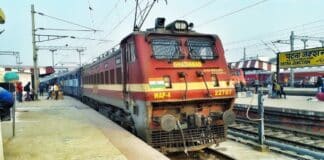 Kosi Super Express : लंबी बोगियों ने बढ़ाई परेशानी, पुनरख स्टेशन पर यात्रियों को चढ़ने-उतरने में दिक्कत Kosi