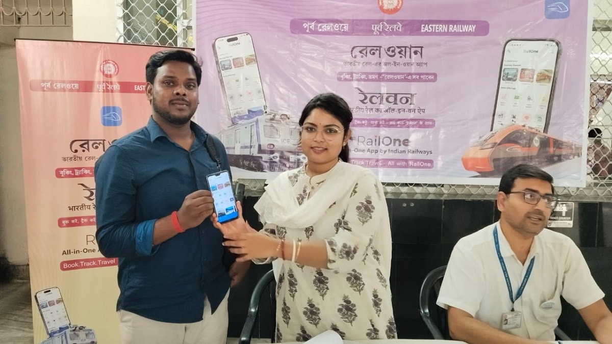 ईस्टर्न रेलवे ने शुरू किया 'रेलवन ऐप' जागरूकता अभियान, एक सप्ताह तक यात्रियों को दी जाएगी जानकारी ईस्टर्न रेलवे ने शुरू किया 'रेलवन ऐप' जागरूकता अभियान, एक सप्ताह तक यात्रियों को दी जाएगी जानकारी railone app awareness