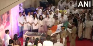 अंतिम विदाई से पहले भावुक नजारा, तिरंगे में लिपटीं आशा भोसले, पोती के आंसू नहीं थमे आशा भोसले