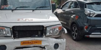बोकारो में सड़क हादसा: तेज रफ्तार कार ने पुलिस गश्ती वाहन को मारी टक्कर, 4 घायल बोकारो