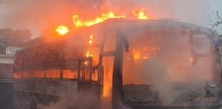 सुपौल में धूं-धूं कर जल उठा बस, अफरा-तफरी, देर से दमकल पहुंचने पर लोगों का फूटा गुस्सा बस में लगी
