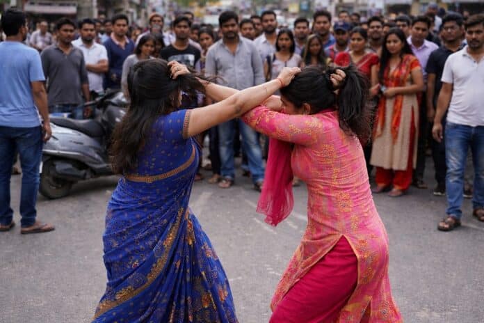 सड़क पर हुई भिड़ंत