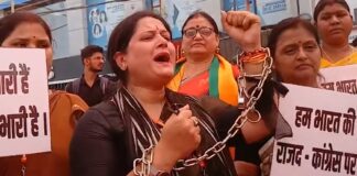 पटना की सड़कों पर जंजीर में बंधकर प्रदर्शन, महिलाओं की हुंकार- अधिकार छीनकर मानेंगे पटना की सड़कों पर