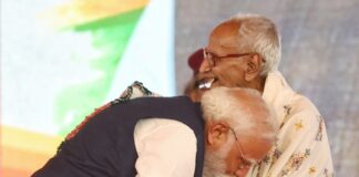 बंगाल के शपथ समारोह में भावुक पल, पीएम मोदी ने माखनलाल सरकार से पैर छूकर लिया आशीर्वाद पीएम मोदी