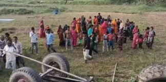 Bihar News : सीतामढ़ी में ट्रैक्टर-ट्रॉली हादसा, सड़क से नीचे पलटने पर तीन घायल Sitamarhi