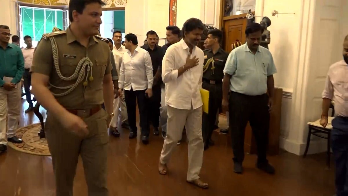 विजय के दावे पर बहुमत का पेच, राज्यपाल ने भंग की विधानसभा; शपथ ग्रहण पर संशय विजय के दावे पर बहुमत का पेच, राज्यपाल ने भंग की विधानसभा; शपथ ग्रहण पर संशय Vijay Oath Ceremony 1