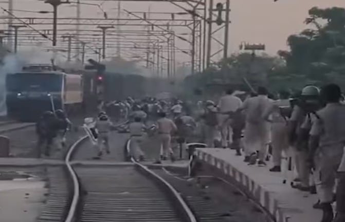 पाटलिपुत्र स्टेशन रणक्षेत्र में तब्दील, अभ्यर्थियों के बवाल से थमा रेल परिचालन; पथराव में रेल IG समेत कई घायल पाटलिपुत्र स्टेशन रणक्षेत्र में तब्दील, अभ्यर्थियों के बवाल से थमा रेल परिचालन; पथराव में रेल IG समेत कई घायल Patna News 11
