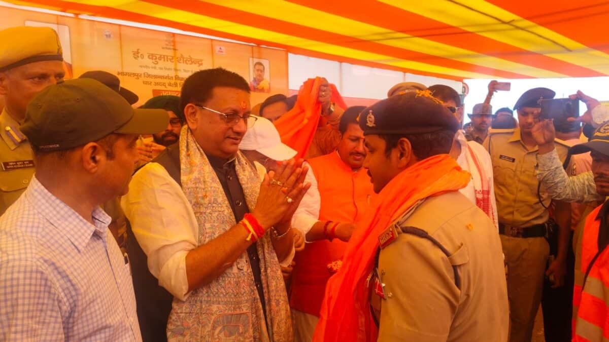 विक्रमशिला सेतु के विकल्प के रूप में बेली ब्रिज शुरू, मंत्री शैलेन्द्र ने किया उद्घाटन विक्रमशिला सेतु के विकल्प के रूप में बेली ब्रिज शुरू, मंत्री शैलेन्द्र ने किया उद्घाटन पथ निर्माण मंत्री इंजीनियर शैलेंद्र